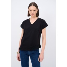 Love My Body Dantel Detaylı V Yaka Tişört