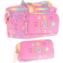 Kaukko (L7237+L8237) Beslenme Çantası (Isı Yalıtımlı) ve Kalem Çantası (Üç Bölme) Seti - Kız Çocuk - Pembe Lol Baskılı