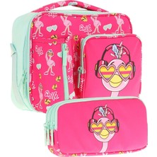 Kaukko Kids Kız Çocuk Kırmızı Yeşil Flamingo Desenli Üç Bölmeli Thermo Beslenme Çantası ve Kalemlik Seti (L7235+L8235)