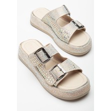 Kadın Dolgu Topuklu Terlik Bej Çift Bantlı Taşlı Tokalı