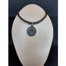 Allah Yazılı Unisex Bileklik – Ayarlanabilir Metal Madalyonlu Tasarım
