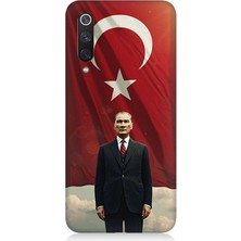Xiaomi Mi 9 Se Uyumlu Bayrak Önünde Güçlü Atatürk  Desenli Silikon Kılıf