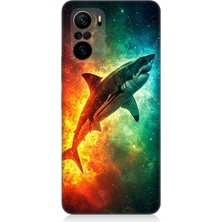 Xiaomi Poco F3 Uyumlu Uzayda Parlayan Yalnız Köpekbalığı  Desenli Silikon Kılıf
