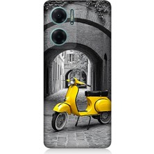 Xiaomi Redmi Note 11E Uyumlu Taş Sokakta Sarı Vespa Motosiklet  Desenli Silikon Kılıf