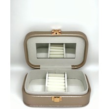 Şık Bej Deri Seyahat Boy Aksesuar Çantası, Hafif ve Pratik Kullanım Için Uygun