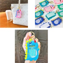 Paras Ticaret Mini 8 Haneli Hesap Makineli Labirent Oyunlu Dinazor Anahtarlık (1 Adet) (Ebat: 9,3 cm x 5,9 Cm)