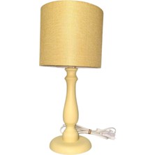 Şık Sarı Ahşap Ayaklı Dekoratif Abajur, Sıcak ve Doğal Bir Atmosfer Sağlar.