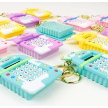 Paras Ticaret Mini 8 Haneli Hesap Makineli Labirent Oyunlu Karikatür Anahtarlık (1 Adet) (Ebat:7,3 cm x 4,8 Cm)