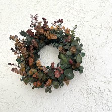 Doğal Korunmuş Okaliptüs Kapı Süsü | 35 cm Çap | El Yapımı Renkli Rustik Duvar Dekoru | Kırmızı-Sarı-Yeşil Tonlar