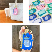 Paras Ticaret Mini 8 Haneli Hesap Makineli Labirent Oyunlu Dinazor Anahtarlık (1 Adet) (Ebat: 9,3 cm x 5,9 Cm)