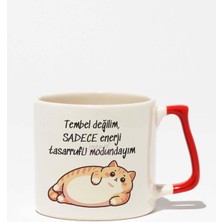 Tembel Değilim Tasarruf Modundayım Kedi Komik Hediyelik Baskılı Kırmızı Kulplu Modern Seramik Kupa