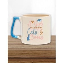 A Girl In Love With Cats & Books Baskılı Kedi Kitap Aşkı Hediyelik Mavi Kulplu Kupa Bardak