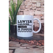 Lawyer Loading...... In Progress Yazılı Komik Avukat Hediyelik Baskılı Çay Kahve Sunum Kupa Bardak