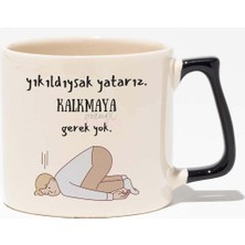 Yıkıldıysak Yatarız. Kalkmaya Gerek Yok Eğlenceli Beyaz Baskılı Siyah Kulplu Modern Seramik Kupa