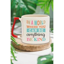 "ın A World Where You Can Be Anything Be Kind" Nazik Doğum Günü Hediye Kırmızı Kulplu Kupa Bardak