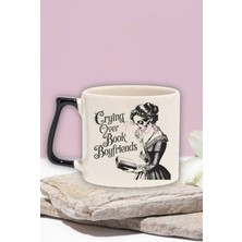 Crying Over Book Boyfriends Yazılı Kitap Aşkı Duygusal Hediyelik Siyah Kulplu Kupa Bardak