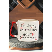 Silently Correcting Your Grammar Baskılı Ingilizce Öğretmeni Hediye Kırmızı Kulplu Kupa Bardak