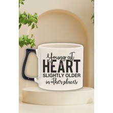 "young At Heart, Older In Other Places" Komik Arkadaşa Doğum Günü Hediye Siyah Kulplu Kupa Bardak