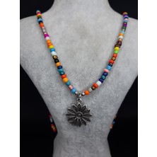 Renkli Boncuklu Uzun Kolye – Çiçek Figürlü El Yapımı Takı