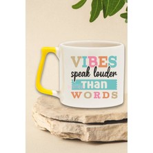 "vibes Speak Louder Than Words" Enerjinin Gücü Arkadaşa Doğum Günü Hediye Sarı Kulplu Kupa Bardak
