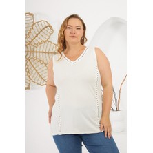 Taş Detaylı Büyük Beden Sıfır Kol Bluz Beyaz