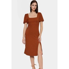 Rahat ve Şık Polyester Elbise Midi Boy Yırtmaç Detay Balon Kol Konforlu Kesim Premium Kalite