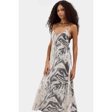 Düz Kesim Kolsuz Saten Elbise Renk Soyut Desen Midi Boy Türk Malı Zarifane Tasarım