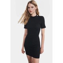 Yazlık Kısa Elbise Örme Kumaş Bodycon Kesim Düğme Detaylı Rahat ve Şık Modern Stil