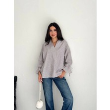 Tiana Arkası Asimetrik Yırtmaç Kesim Detaylı Cizgili Bluz Gömlek - Gri
