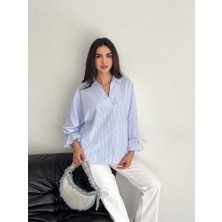 Yumuşak Dokulu Konfor Modeli Oversize Fiyonk Detaylı Asimetrik Kesim Pamuklu Boyfriend Mavi Gömlek