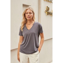Kadın Ipeksi Modal Penye Esnek Kumaş V Yaka Düşük Omuzlu Kısa Kol T-Shirt Bluz-Antrasit