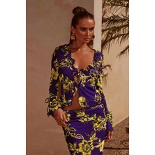 Zaida Top: Uzun Kısa Stil, Derin V Yaka ve Fırfır Detaylarıyla Şıklık