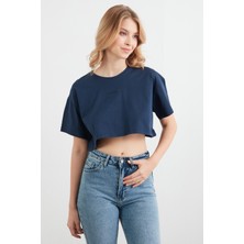 Kabartma Yazı Baskılı Crop Tişört