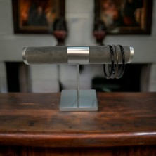 Şık Gri Tekli Silindir Takı Standı, Düzenli Saklama Için Ideal