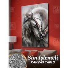 Sim Işlemeli Boynunu Bükmüş Beyaz At Asalet Hayvan Dekor Simli Dikey Kanvas Tablo