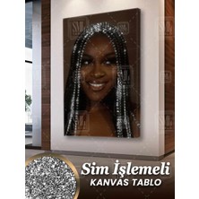 Sim Işlemeli Saçlarında Pırıltılar Olan Kadın Pırlanta Işıltı Kuaför Make Up Simli Dikey Kanvas Tablo
