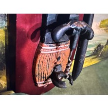 Duvara Monte Edilen Ahşap Kaidesinde Metal Şarap Açıcı Tirbuşon 41 cm 14 cm Ölçülerinde