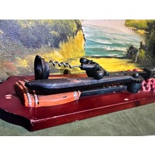 Duvara Monte Edilen Ahşap Kaidesinde Metal Şarap Açıcı Tirbuşon 41 cm 14 cm Ölçülerinde