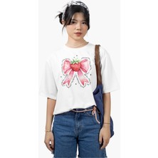 Oversize Çilekli Kurdele Baskılı Tişört, A Berry Good Time Yazılı Bisiklet Yaka T-Shirt