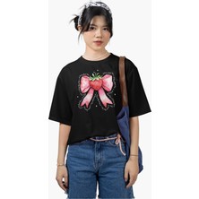 Oversize Çilekli Kurdele Baskılı Tişört, A Berry Good Time Yazılı Bisiklet Yaka T-Shirt