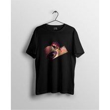 Karikatür Store Uzayı Açmaya Çalışan Astronotlu Baskılı Tshirt