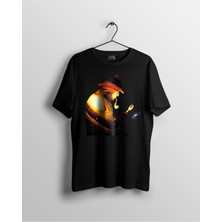 Karikatür Store Unisex Siyah Gezegenleri Büyüteçiyle Inceleyen Adam Baskılı Tshirt