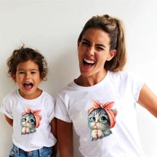 Beyaz Fiyonklu Sevimli Kedicik T-Shirt