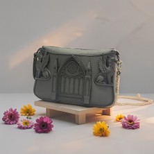 Gotik Tarzda Özel Tasarım Altın Yılan Zincirli Griffon Detaylı Kadın Omuz Çantası