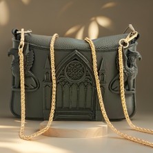Gotik Tarzda Özel Tasarım Altın Yılan Zincirli Griffon Detaylı Kadın Omuz Çantası