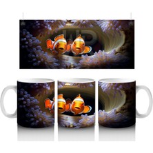 Karanlık Fon Üzerinde Parlayan Palyaço Balığı – Baskılı Kupa