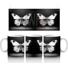 Siyah Zemin Üzerinde Zarif Siyah Beyaz Kelebekler – Baskılı Kahve Kupası