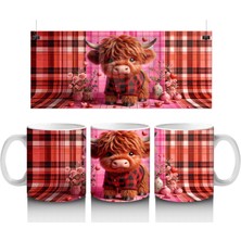 Ekose Zemin Üzerinde Kalpli Boynuzlu Sevimli Inek – Baskılı Kahve Kupası