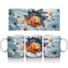 Mercanlar Arasında Neşeyle Yüzen Palyaço Balığı – Baskılı Kahve Kupası