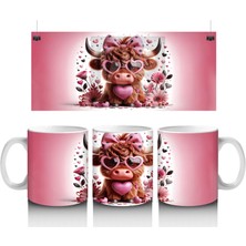 Pembe Çiçekler ve Kalplerle Süslenmiş Şapkalı Buzağı – Baskılı Kahve Kupası